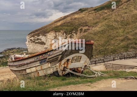 Flamborough, East Riding of Yorkshire, England, Großbritannien, 14. September 2018: Ein altes Fischerboot auf den Klippen von Flamborough North Landing Stockfoto