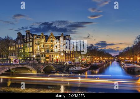 Amsterdam Niederlande, Nacht City Skyline von niederländischen Haus am Kanal Waterfront Stockfoto