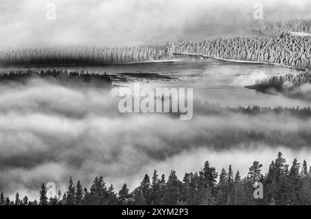 Morgennebel am See Galtsjoen, Engerdalsfjellet, Hedmark Fylke, Norwegen, Oktober 2011, Europa Stockfoto