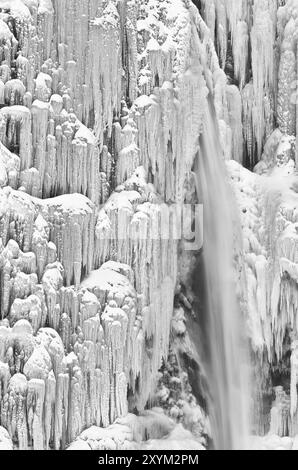 Der gefrorene Wasserfall Njupeskaer (Schwedens höchster Wasserfall), Fulufjaellet Nationalpark, Dalarna, Schweden, Dezember 2011, Europa Stockfoto