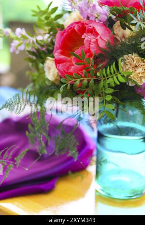 Tischdekoration im Vintage-Stil ist mit Blumen in rosa und blauen Farben dekoriert. Stockfoto