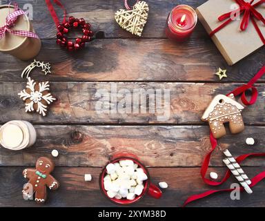 Weihnachtshintergrund mit Dekorationen, Geschenkbox und Kerzen Stockfoto