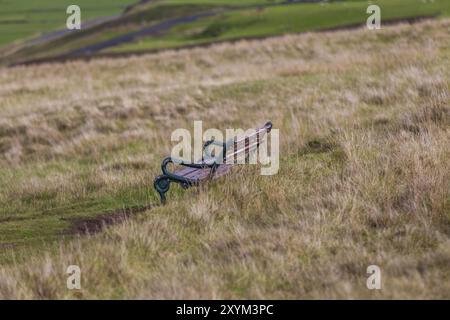 Holzbank steht auf der Heide auf Island Stockfoto