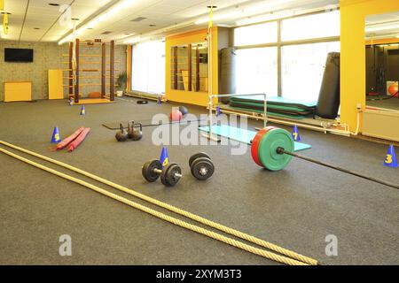 CrossFit, der neue Trendsport im Studio und außerhalb CrossFit, der neue Trendsport im Studio und draußen Stockfoto