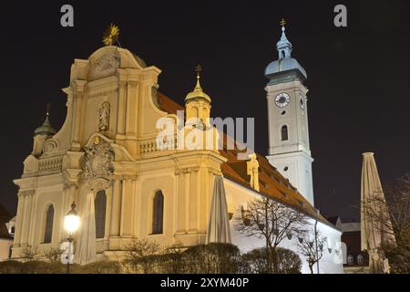 Heilig-Geist-Kirche München bei Nacht Stockfoto
