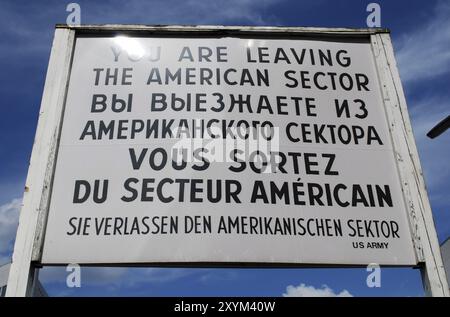 Berlin Checkpoint charlie unterschreibt warnig, den amerikanischen Sektor zu verlassen Stockfoto