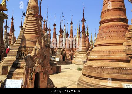 Einige der 1054 Pagoden des in-dein Pagoda Forest am Inle Lake Stockfoto