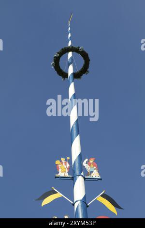 Traditionelles Maypol auf dem Viktualienmarkt in München Stockfoto