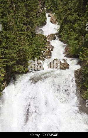 Tosender Wasserfall in den Bergen Stockfoto