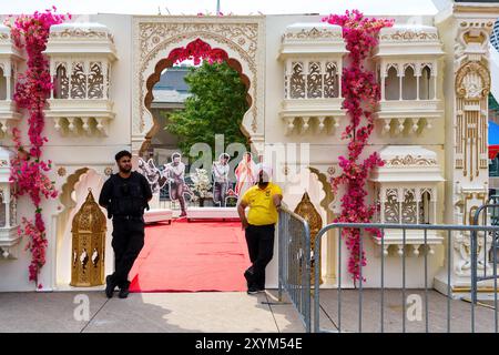 Zwei Sicherheitsleute am Eingang eines VIP-Bereichs am Nathan Phillips Square während des traditionellen Taste of India Festivals. Stockfoto