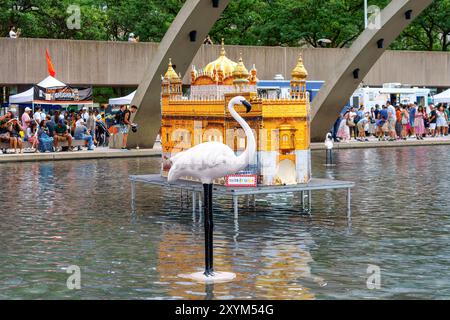 Dekorationen im indischen Stil im Wasser des Nathan Phillips Square Brunnens. Taste of India Festival. Stockfoto