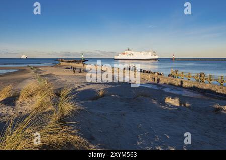 Pier an der Ostseeküste in Warnemünde Stockfoto