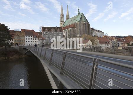 Brücke über die Neiße mit Blick auf die Peterskirche in Goerlitz, Deutschland, Europa Stockfoto