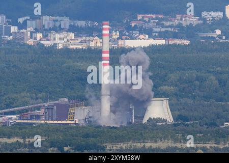 Litwinov, Tschechische Republik. 30. August 2024. Bombenentsorgungsexperten detonierten am 30. August 2024 eine nicht explodierte Luftbombe aus dem Zweiten Weltkrieg mit einer kontrollierten Explosion auf einer Chemieanlage in der Nähe von Litwinov, Tschechien. Die Luftbombe aus dem Zweiten Weltkrieg wurde von Arbeitern bei Ausgrabungsarbeiten am 21. August entdeckt. Quelle: Ondrej Hajek/CTK Photo/Alamy Live News Stockfoto