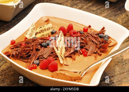 Mousse au Chocolat mit Dekoration Mousse au Chocolat mit Dekoration Stockfoto