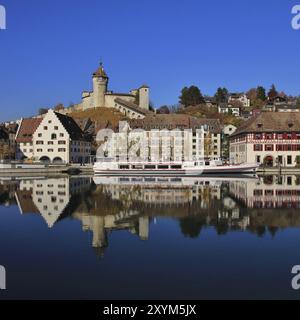 Mittelalterliche Burg Munot und alte Häuser, die sich im Rhein spiegeln. Herbstszene in Schaffhausen, Schweiz, Europa Stockfoto