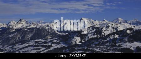 Schneebedeckte Gebirgszüge im Berner Oberland. Atemberaubende Aussicht vom Skigebiet Rellerli, Schweiz, Europa Stockfoto