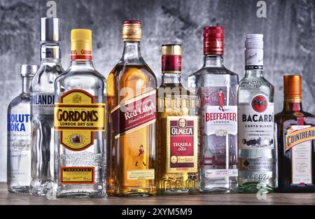 Flaschen mit verschiedenen globalen Schnaps Marken Stockfoto