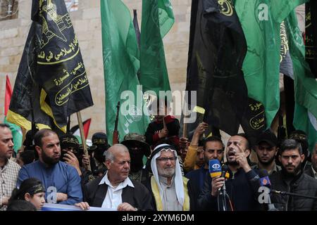 Khan Younis, Gazastreifen, Palästina. April 2022. Anhänger des palästinensischen Islamischen Dschihad und der Hamas-Widerstandsbewegung versammeln sich in der Stadt Khan Younis, um Raad Hazem, einem 28-jährigen Palästinenser, der am Freitag von israelischen Truppen getötet wurde, Respekt zu zollen. Raad Hazem aus der Stadt Jenin im Westjordanland hatte am Donnerstagabend das Feuer in einer Bar in Tel Aviv eröffnet, zwei Menschen getötet und mehrere verletzt, bevor er am Freitag erschossen wurde. Der Donnerstag ist der jüngste Angriff einer jüngsten Welle von Gewalt zwischen Palästinensern und Israelis. Während Israel solche Angriffe auf die Ablehnung von mir durch die Palästinenser verantwortlich macht Stockfoto