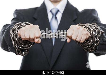 Geschäftsprobleme und Misserfolg am Arbeitsplatz Konzept, Geschäftsmann kämpft mit Metallketten Knoten gefesselte Hände weiß isoliert Stockfoto