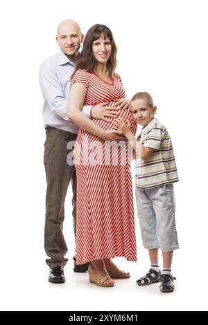 Schwangerschaft und neues Lebenskonzept, lächelnder Vater und kleiner Junge, der schwangere Mutterleib berührt oder bindet Stockfoto