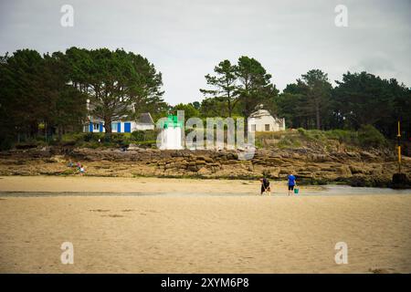 Bei Ebbe fischen Menschen zu Fuß in Plage de la Minaouet, Finistere, Bretagne, Frankreich. Stockfoto