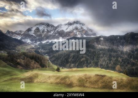 Trübe Sonnenaufgang über Dolomiten. Italienischen Dolomiten Stockfoto