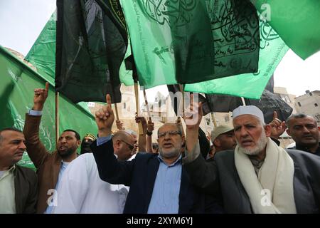 Khan Younis, Gazastreifen, Palästina. April 2022. Anhänger des palästinensischen Islamischen Dschihad und der Hamas-Widerstandsbewegung versammeln sich in der Stadt Khan Younis, um Raad Hazem, einem 28-jährigen Palästinenser, der am Freitag von israelischen Truppen getötet wurde, Respekt zu zollen. Raad Hazem aus der Stadt Jenin im Westjordanland hatte am Donnerstagabend das Feuer in einer Bar in Tel Aviv eröffnet, zwei Menschen getötet und mehrere verletzt, bevor er am Freitag erschossen wurde. Der Donnerstag ist der jüngste Angriff einer jüngsten Welle von Gewalt zwischen Palästinensern und Israelis. Während Israel solche Angriffe auf die Ablehnung von mir durch die Palästinenser verantwortlich macht Stockfoto