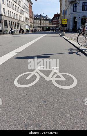 Im Stadtzentrum von Kopenhagen sorgt ein sehr breiter Radweg für sicheres Radfahren Stockfoto