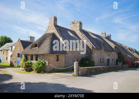 Traditionelles Reetdachhaus im charmanten Dorf Kerascoet (Kérascoët), Bretagne (Bretagne), Frankreich. Stockfoto