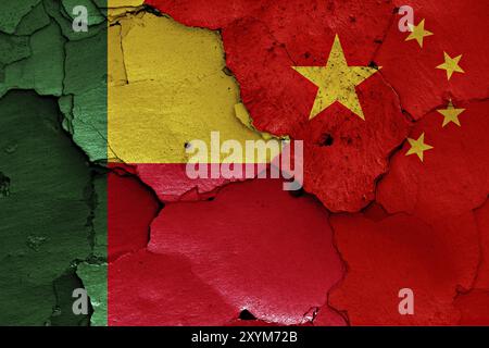 Flaggen von Benin und China auf gerissene Wand gemalt Stockfoto