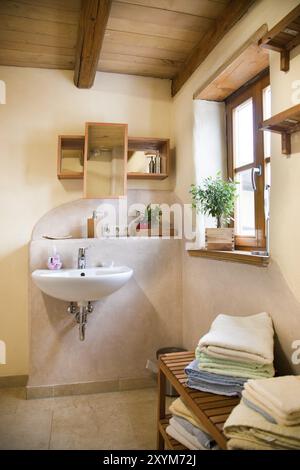 Bad am Lehmhof Lindig, anerkanntes Erholungszentrum mit Barnyard Cafe, ökologisches Bauen, Tontherapie, Formen mit Ton, Tonspielplatz, Ton tr Stockfoto