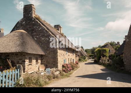 Traditionelle strohgedeckte Cottages im charmanten Dorf Kercarnic, Bretagne (Bretagne), Frankreich. Stockfoto