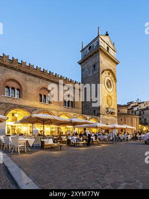 Torre Dell'Orologio und Palazzo della Ragione, Piazza delle Erbe, Mantua, Mantova, Italien, Europa Stockfoto