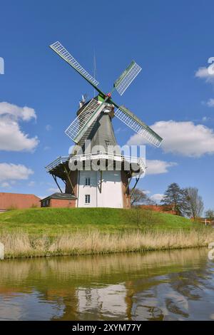 Westlich der Zwillingsmühlen von Greetsiel am Greetsieler Sieltief, Krummhoern, Ostfriesland, Niedersachsen, Deutschland, Europa Stockfoto