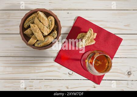 Italienische cantucci Kekse und Vin santo Wein über eine rote Serviette von oben gesehen Stockfoto