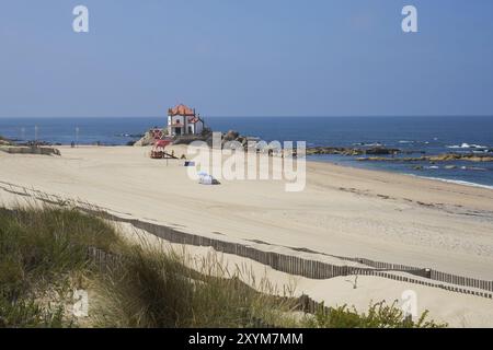 Schöne Kapelle am Strand Capela do Senhor da Pedra in Miramar, in Portugal Stockfoto