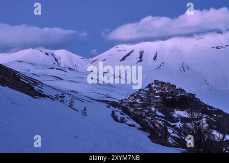 Castelluccio nach Sonnenuntergang mit dem Sibillini Berge im Hintergrund mit Schnee an einem Wintertag Stockfoto