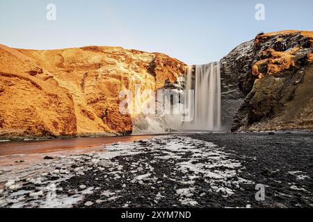 Wunderschöner Skogafoss Wasserfall während der Wintersaison, Island, Europa Stockfoto