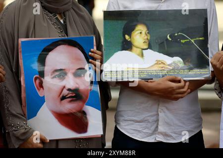 Dhaka, Bangladesch. 30. August 2024. Während einer Veranstaltung anlässlich des Internationalen Tages der Opfer des Verschwindenlassens im Zentrum von Shaheed Minar in Dhaka, Bangladesch, am 30. August 2024 halten die Menschen Bilder von verschwundenen Familienmitgliedern. Die Menschen versammelten sich zu einer Kundgebung, um ihre Lieben zurückzubringen. Das Treffen wurde von Mayeer Daak organisiert, einer Plattform für die Familien von Opfern von Verschwindenlassen. Foto: Suvra Kanti das/ABACAPRESS. COM Credit: Abaca Press/Alamy Live News Stockfoto