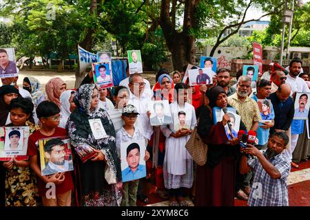 Dhaka, Bangladesch. 30. August 2024. Während einer Veranstaltung anlässlich des Internationalen Tages der Opfer des Verschwindenlassens im Zentrum von Shaheed Minar in Dhaka, Bangladesch, am 30. August 2024 halten die Menschen Bilder von verschwundenen Familienmitgliedern. Die Menschen versammelten sich zu einer Kundgebung, um ihre Lieben zurückzubringen. Das Treffen wurde von Mayeer Daak organisiert, einer Plattform für die Familien von Opfern von Verschwindenlassen. Foto: Suvra Kanti das/ABACAPRESS. COM Credit: Abaca Press/Alamy Live News Stockfoto