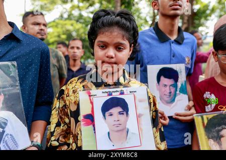 Dhaka, Bangladesch. 30. August 2024. Während einer Veranstaltung anlässlich des Internationalen Tages der Opfer des Verschwindenlassens im Zentrum von Shaheed Minar in Dhaka, Bangladesch, am 30. August 2024 halten die Menschen Bilder von verschwundenen Familienmitgliedern. Die Menschen versammelten sich zu einer Kundgebung, um ihre Lieben zurückzubringen. Das Treffen wurde von Mayeer Daak organisiert, einer Plattform für die Familien von Opfern von Verschwindenlassen. Foto: Suvra Kanti das/ABACAPRESS. COM Credit: Abaca Press/Alamy Live News Stockfoto