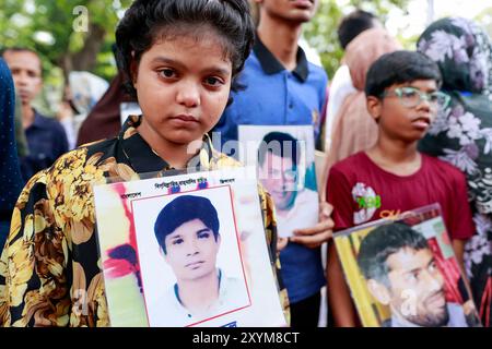 Dhaka, Bangladesch. 30. August 2024. Während einer Veranstaltung anlässlich des Internationalen Tages der Opfer des Verschwindenlassens im Zentrum von Shaheed Minar in Dhaka, Bangladesch, am 30. August 2024 halten die Menschen Bilder von verschwundenen Familienmitgliedern. Die Menschen versammelten sich zu einer Kundgebung, um ihre Lieben zurückzubringen. Das Treffen wurde von Mayeer Daak organisiert, einer Plattform für die Familien von Opfern von Verschwindenlassen. Foto: Suvra Kanti das/ABACAPRESS. COM Credit: Abaca Press/Alamy Live News Stockfoto