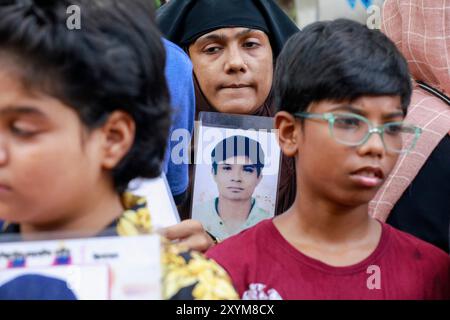 Dhaka, Bangladesch. 30. August 2024. Während einer Veranstaltung anlässlich des Internationalen Tages der Opfer des Verschwindenlassens im Zentrum von Shaheed Minar in Dhaka, Bangladesch, am 30. August 2024 halten die Menschen Bilder von verschwundenen Familienmitgliedern. Die Menschen versammelten sich zu einer Kundgebung, um ihre Lieben zurückzubringen. Das Treffen wurde von Mayeer Daak organisiert, einer Plattform für die Familien von Opfern von Verschwindenlassen. Foto: Suvra Kanti das/ABACAPRESS. COM Credit: Abaca Press/Alamy Live News Stockfoto