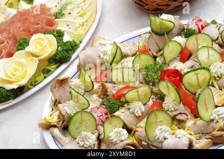 Verschiedene Kaltplatten. Verschiedene Kaltplatten plates.canapes Stockfoto