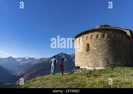 Kapelle von Sant Miqueu (Kapelle von San Miguel) aus dem 10. Jahrhundert, primitive Romanesk, Vilamos, Aran-Tal, Catlunya, Der Berg der Pyrenäen rannte Stockfoto