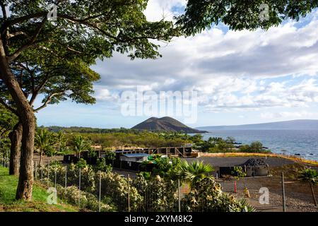 Blick auf den Makena State Park aus der Ferne auf Maui, Hawaii im Sommer 2024 Stockfoto