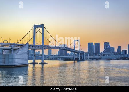 Tokyo Japan, Sonnenuntergang Skyline der Stadt in Odaiba Rainbow Bridge Stockfoto