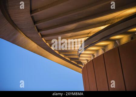 BERLIN, DEUTSCHLAND, JUNI 05: Detail des beleuchteten Daches des Hauses der Kulturen der Welt Berlin am 05. Juni 2013 in Berlin, Deutschland, Europa Stockfoto