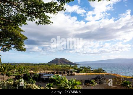 Blick auf den Makena State Park aus der Ferne auf Maui, Hawaii im Sommer 2024 Stockfoto